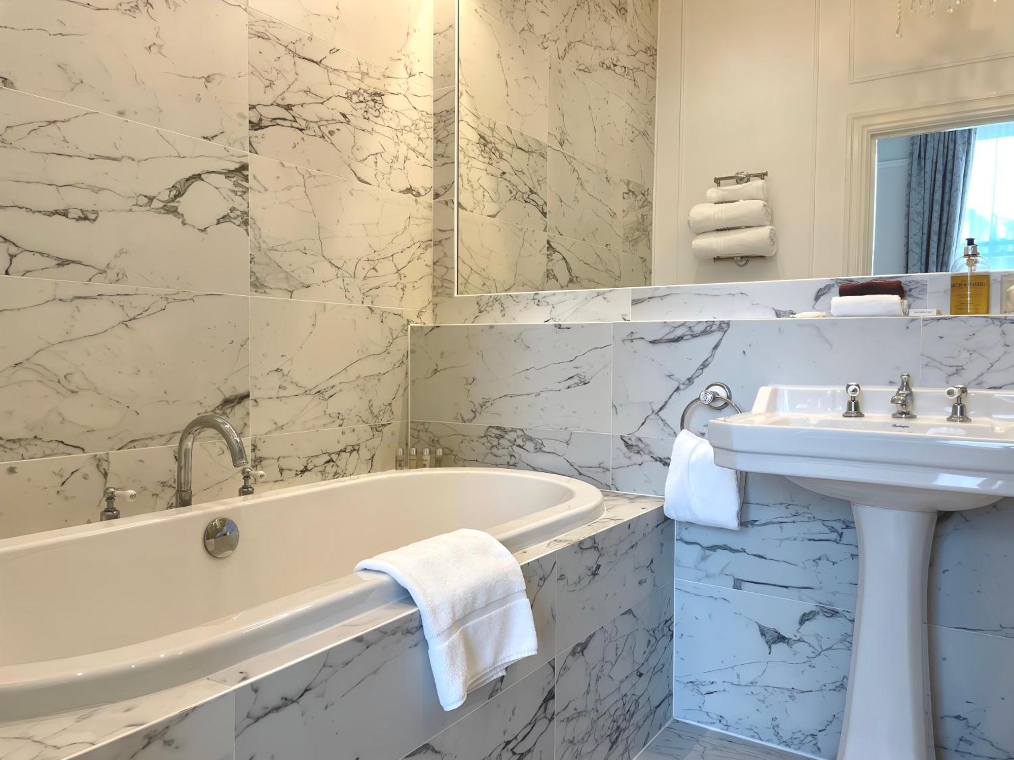 Bathen House Boutique Hotel Zimmer foto Bathroom in the hotel