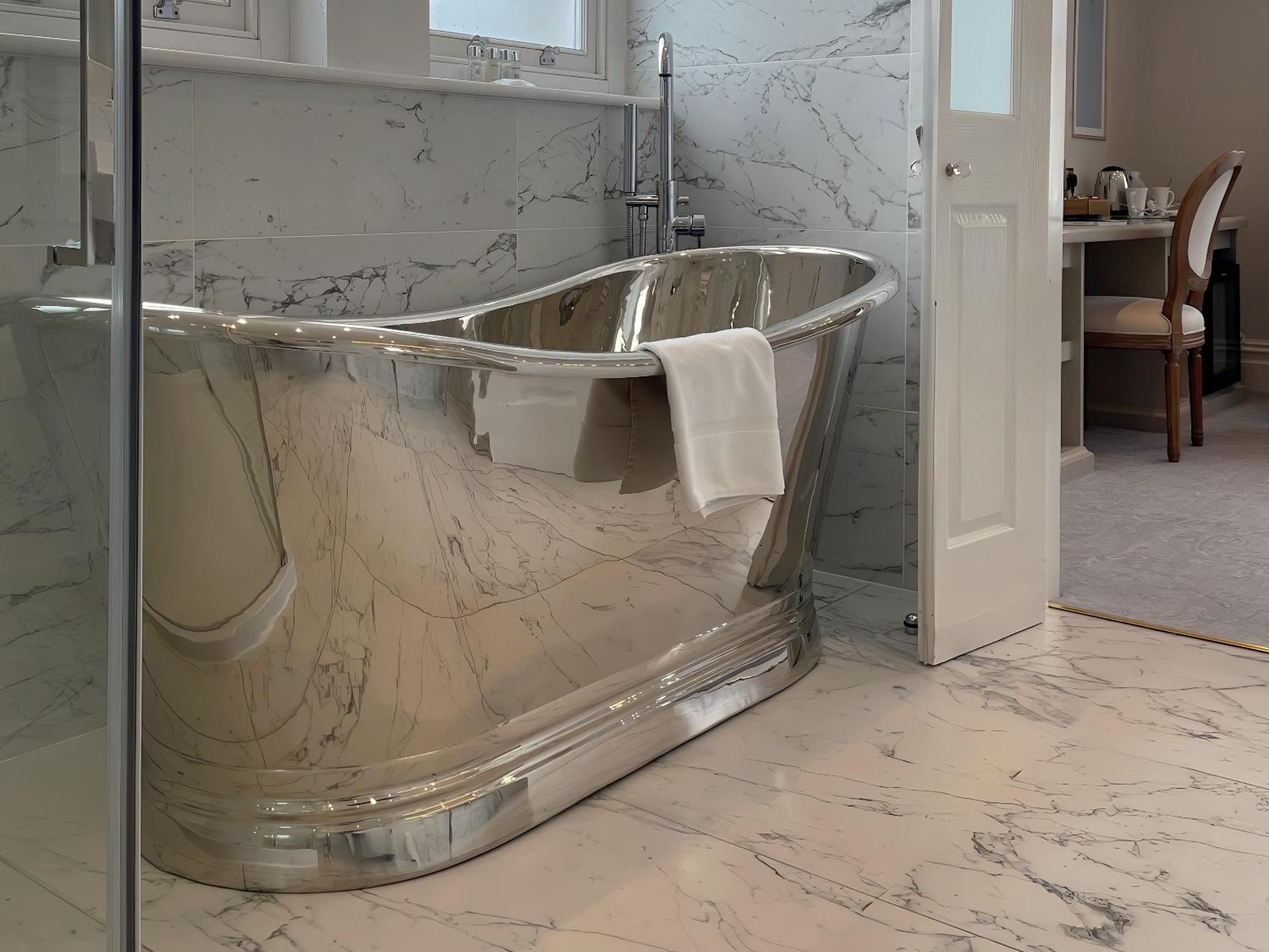 Bathen House Boutique Hotel Zimmer foto A freestanding bathtub