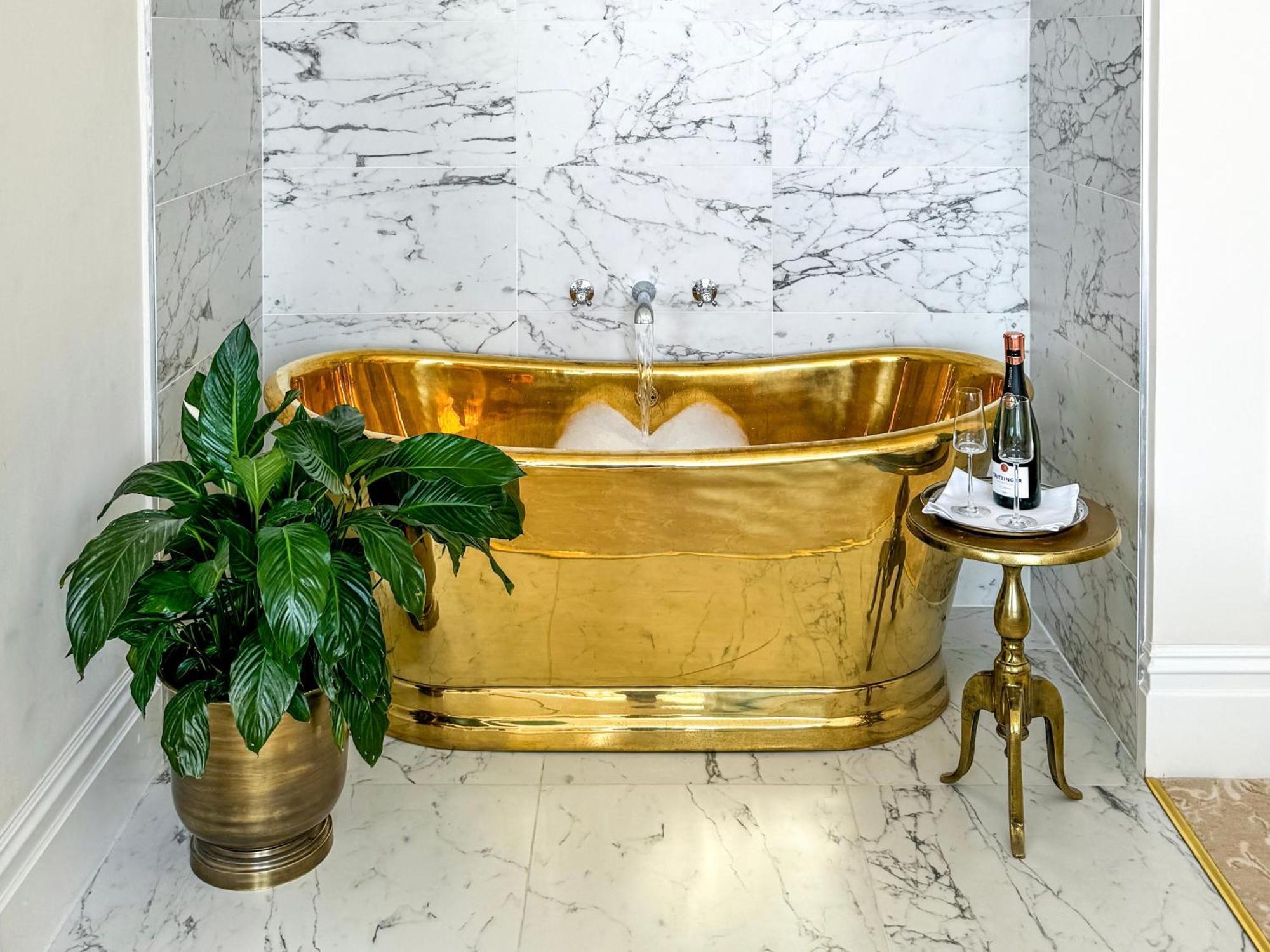 Bathen House Boutique Hotel Zimmer foto A freestanding copper bathtub